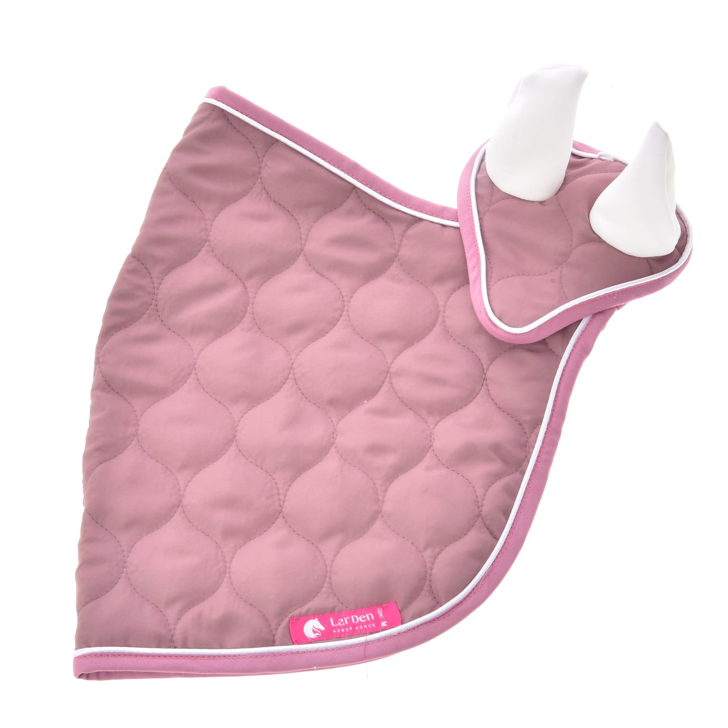 Das Hobby Horse LarDen Set Dusty Rose ist eine mauve gesteppte Ohrenkappe mit weißem Besatz und zwei aufrechten Ohrabdeckungen zum Schutz des Pferdes, flach liegend vor weißem Hintergrund.