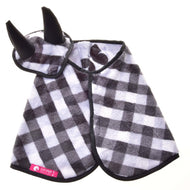Das Set Fleece Double-Sided von Hobby Horse LarDen ist ein schwarz-weiß kariertes Kostüm mit weichem, flauschigem Umhang und rosa Label sowie passendem Kopfteil mit Hörnern, inspiriert von einem Fliegenhauben-Set.