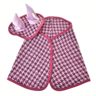 Das Set festlich Bordeaux von Hobby Horse LarDen ist ein pink-schwarzes Handtuchset im Hahnentrittmuster mit dunkelpinker Einfassung und einer Haube mit zwei hellpinken Hasenohren – ideal als verspielte Decke für Hobby Horse oder als lustiges Ohrenkappen-Set.