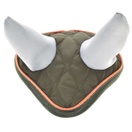 Die Hobby Horse LarDen Ohrenkappe Sport ist eine gepolsterte, gesteppte olivgrüne Ohrenkappe mit orangefarbener Einfassung und weichen grauen Hörnern – dreieckig geformt und perfekt für Hobby Horses – und bietet idealen Insektenschutz.