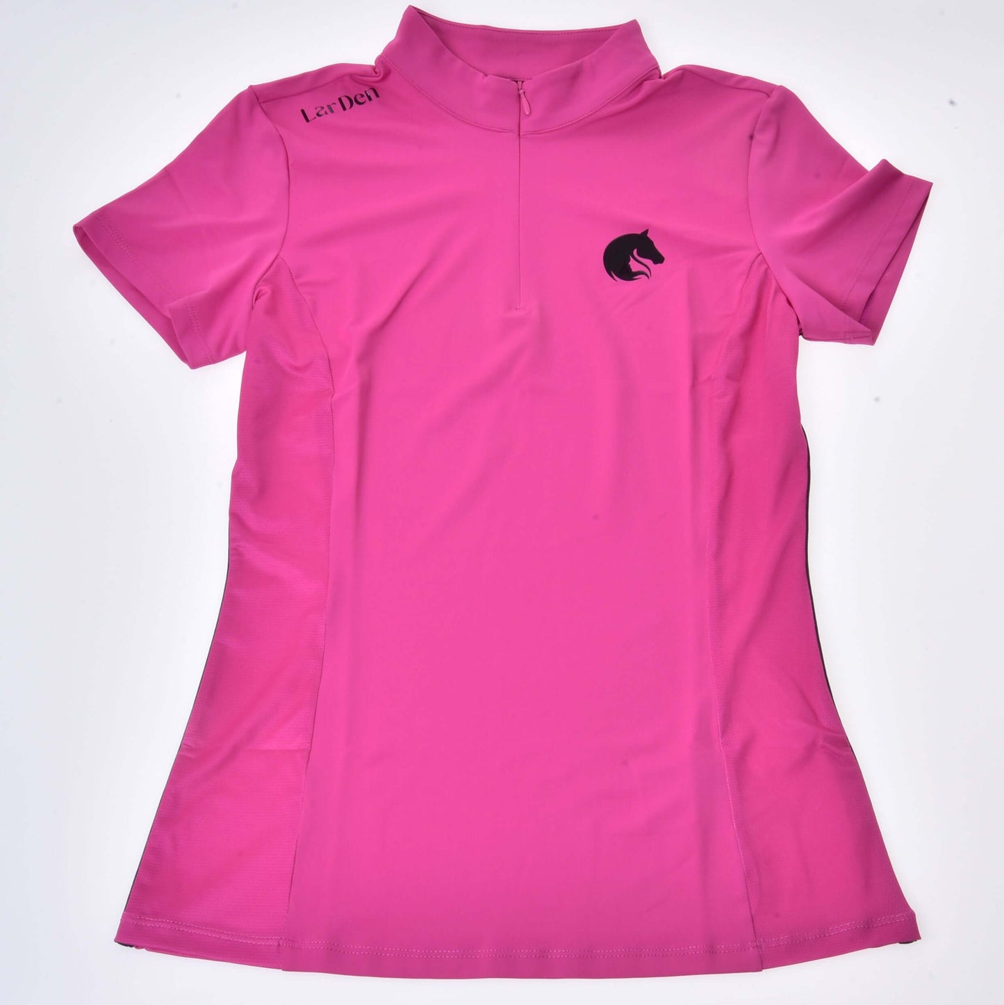 Das Hobby Horse LarDen T-Shirt LarDen Pink ist ein leuchtend pinkes Kurzarm-Sportoberteil mit schwarzem Pferdekopf-Logo auf der linken Brust, „LerDen“ auf der rechten Schulter, kurzem Reißverschluss am Kragen, dehnbarem Spandex-Stoff und leicht ausgestellt geschnittenem Saum.