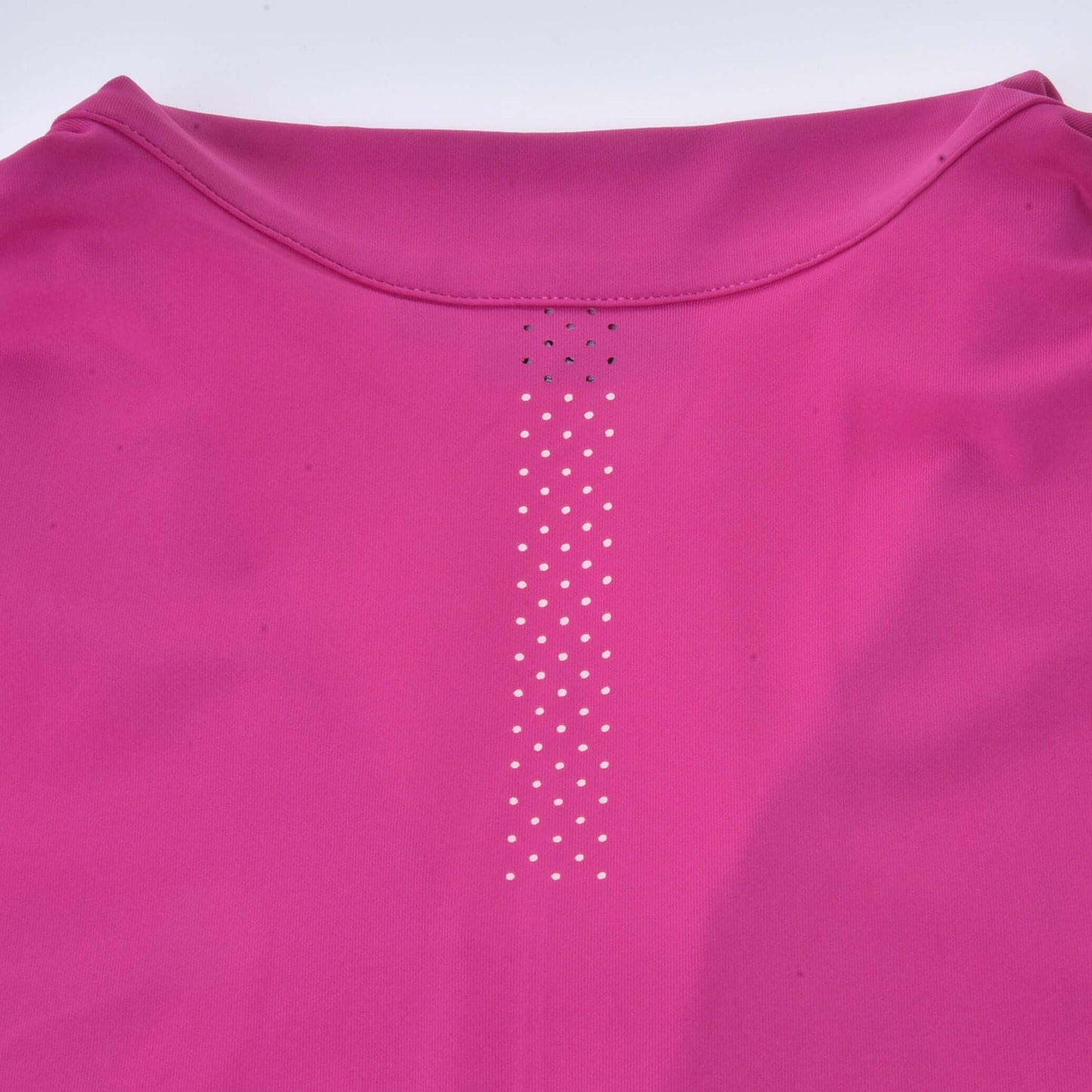 Nahaufnahme des oberen Rückens des Hobby Horse LarDen T-Shirt LarDen Pink mit kurzen Ärmeln und einer senkrechten Reihe kleiner, gleichmäßig angeordneter Belüftungslöcher unterhalb des Kragens.