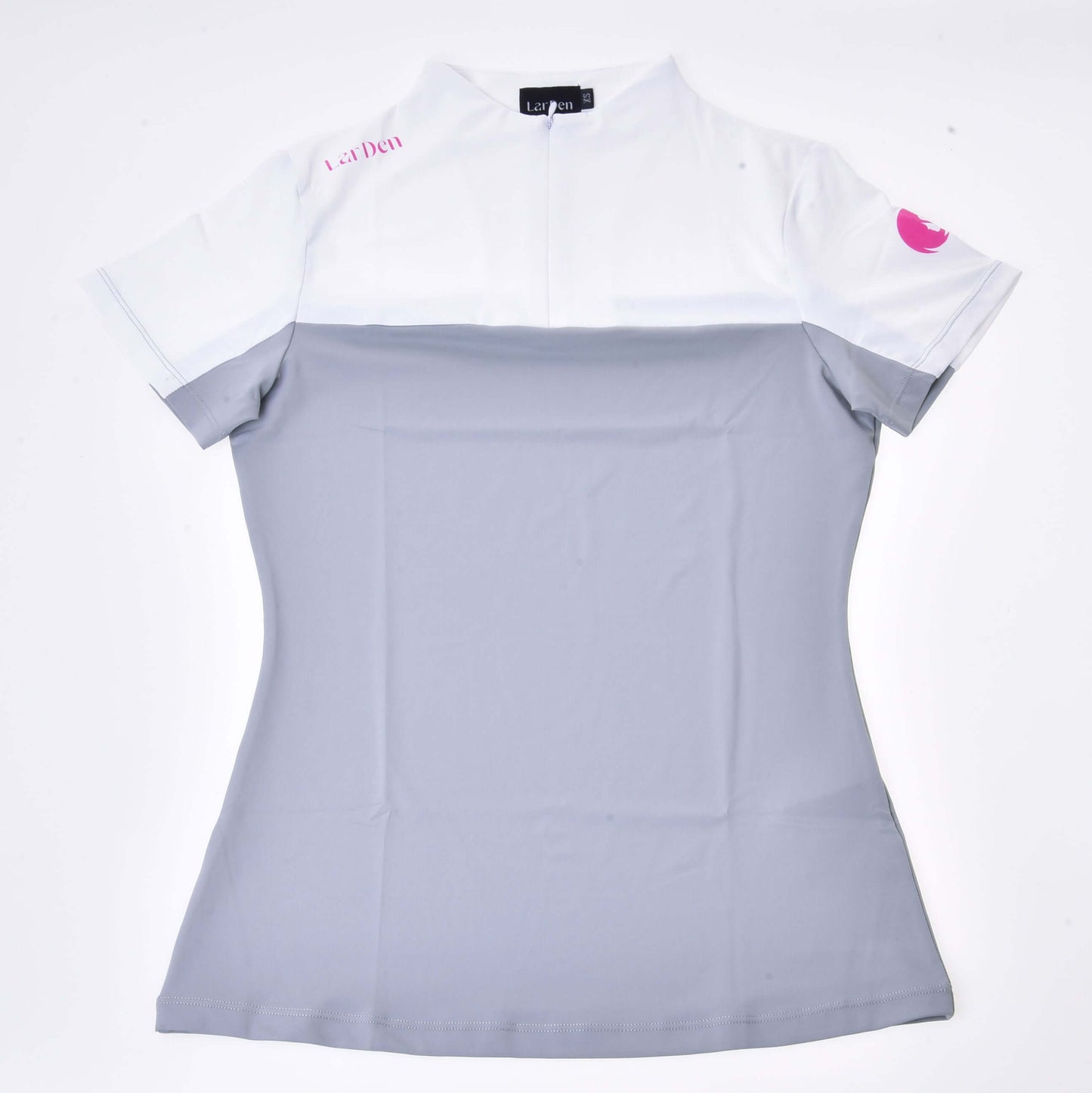 T-shirt LarDen Premium de Hobby Horse LarDen, haut de sport de cyclisme pour femme avec partie supérieure blanche, partie inférieure gris clair, texte rose sur la manche gauche et motif cœur rose. En spandex avec fermeture zippée courte sur le devant pour le confort et la souplesse.