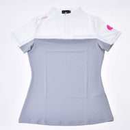 T-Shirt LarDen Premium von Hobby Horse LarDen, ein Sportoberteil für Damen zum Radfahren mit weißem Oberteil, hellgrauem Unterteil, pinkem Text am linken Ärmel und pinker Herzgrafik. Aus Spandex mit kurzem Frontreißverschluss für Komfort und Flexibilität.