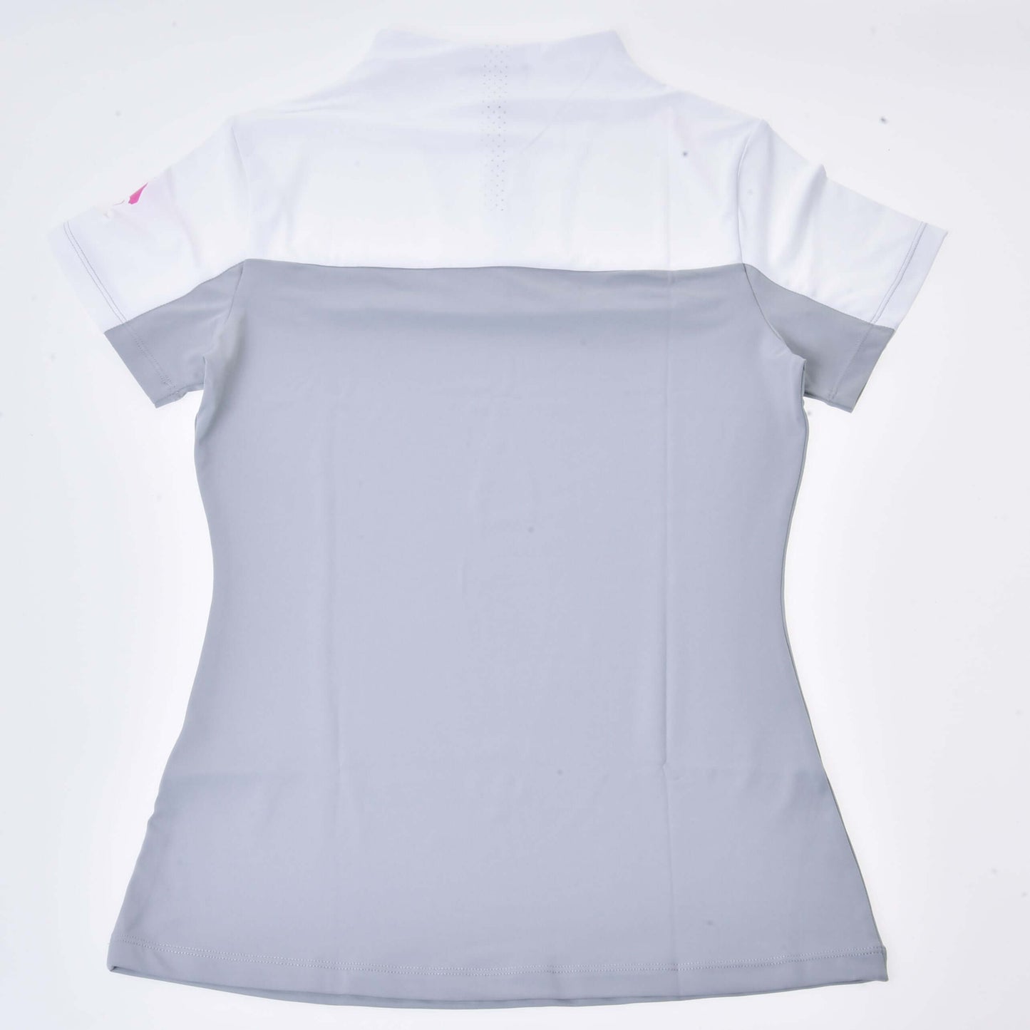 Vue arrière du T-shirt LarDen Premium de Hobby Horse LarDen, t-shirt de sport à manches courtes en spandex, avec moitié supérieure blanche et moitié inférieure gris clair, sur fond blanc uni.