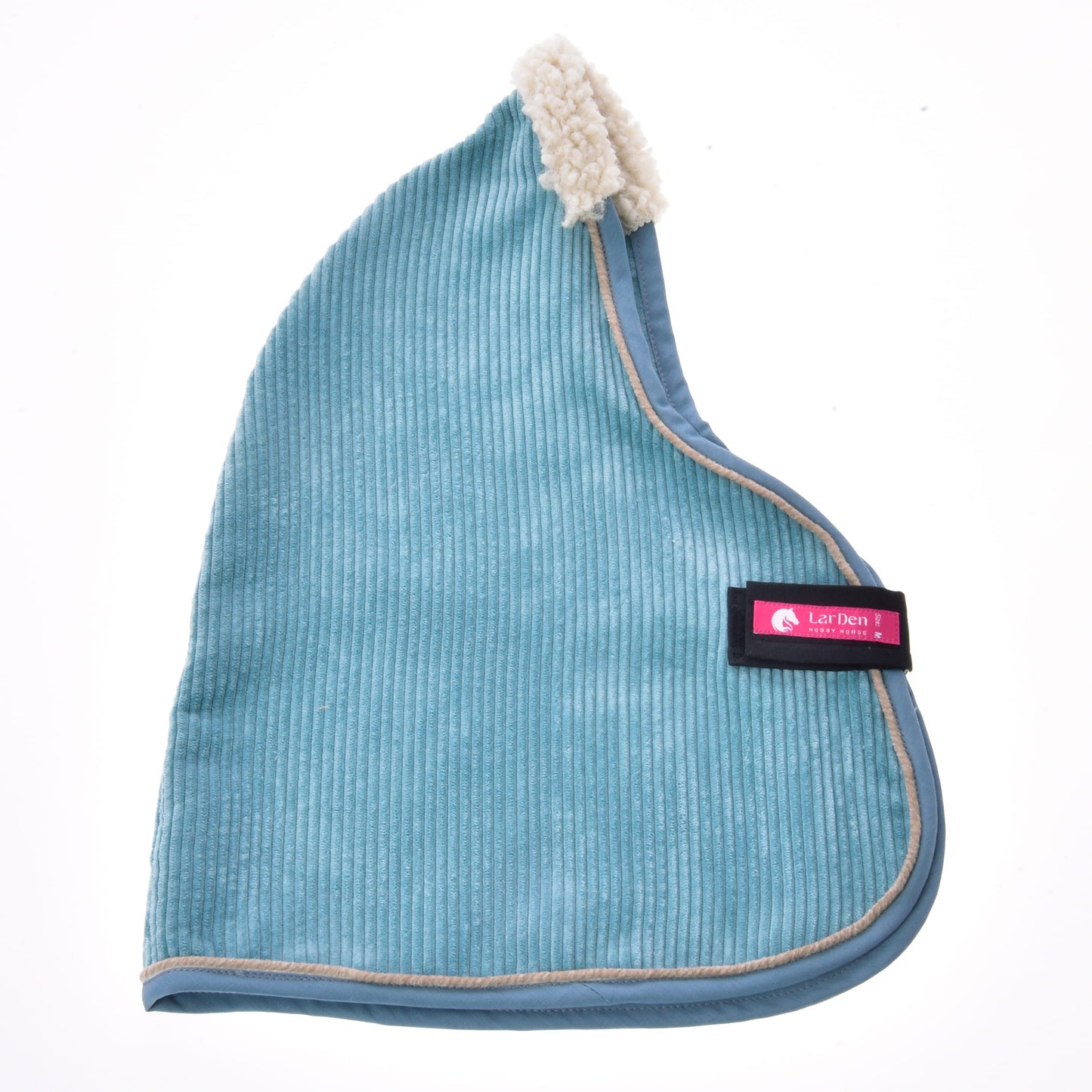 Die Stable Blanket Fern von Hobby Horse LarDen ist eine hellblaue Cord-Kapuze mit beiger Einfassung und flauschigem cremefarbenem Oberteil, mit rosa-schwarzem Lani Ben-Etikett, gestaltet wie eine Hobby Horse Decke und vor weißem Hintergrund gezeigt.