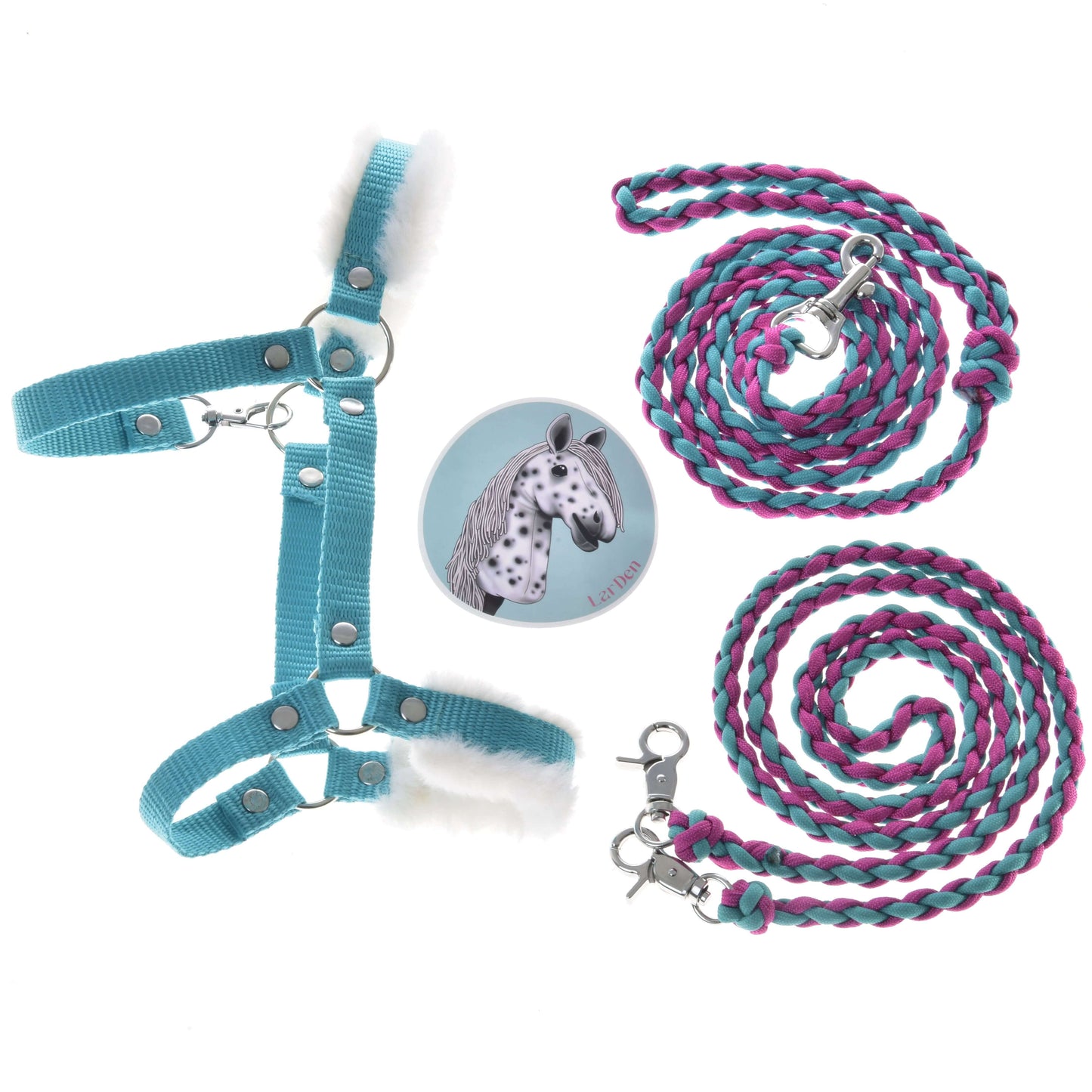 Ensemble Combinaison Parfaite Turquoise de Hobby Horse LarDen avec licol turquoise rembourré de fourrure, badge cheval tacheté et deux longes tressées en rose, turquoise et noir avec mousquetons argentés sur fond blanc.