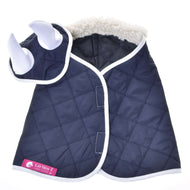 Set Thermo Blue von Hobby Horse LarDen ist ein dunkelblauer gesteppter Haustiermantel mit weißer Einfassung, einer Kapuze mit zwei ausgestopften weißen Hörnern für einen Nashorn-Look und weichem flauschigem Futter, inspiriert von klassischen Hobby Horse Deckendesigns.