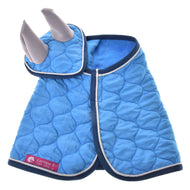 Das Set Thermo Indigo von Hobby Horse LarDen zeigt eine blaue gesteppte Decke mit cremefarbener Paspel und eine passende Haube mit zwei weichen, grauen hornförmigen Ausstülpungen – eine charmante Pferdedekoration, freigestellt vor weißem Hintergrund.