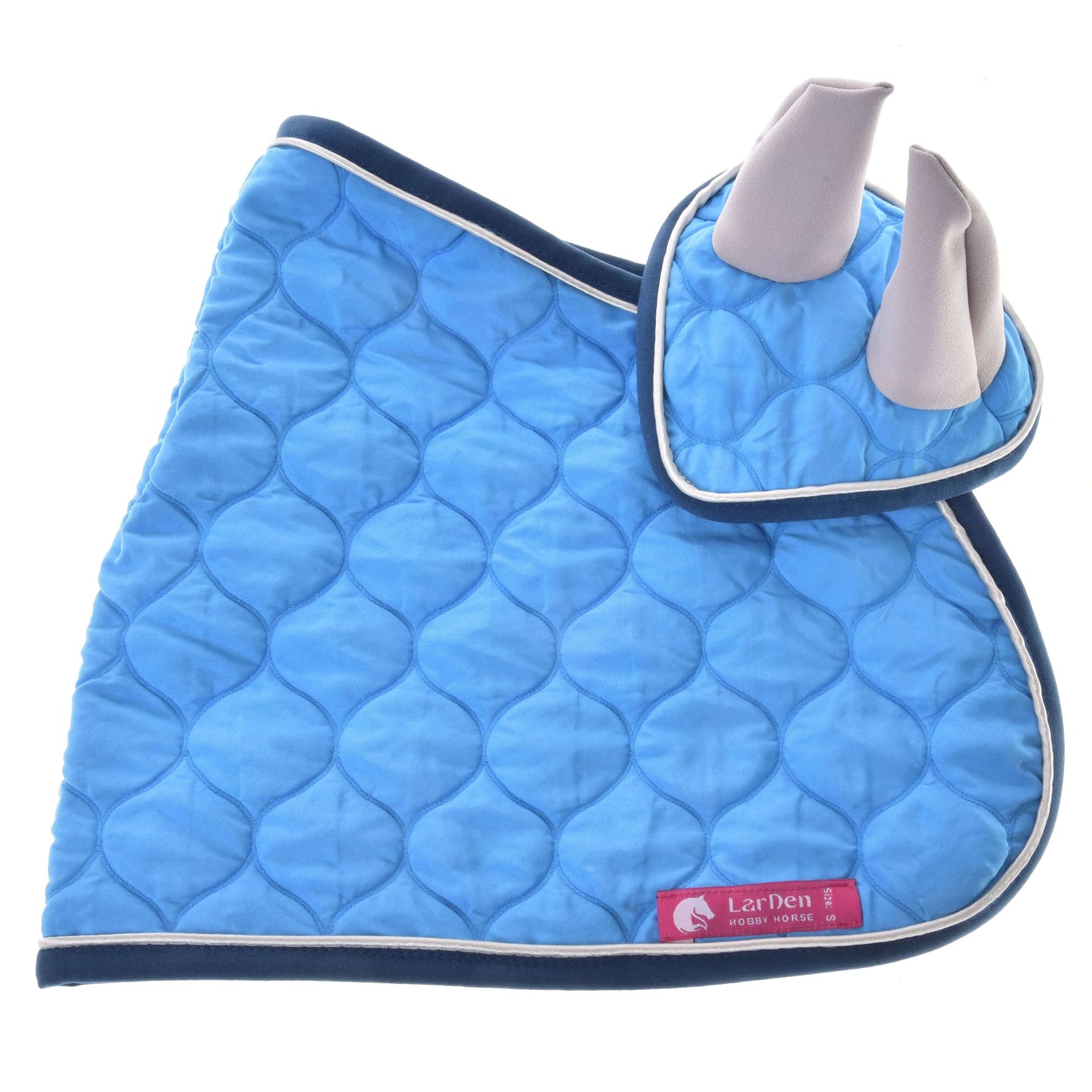L’Ensemble Thermo Indigo de Hobby Horse LarDen comprend un élégant tapis de selle bleu matelassé avec un bonnet d’oreilles assorti bleu et gris, tous deux bordés de blanc et de bleu marine, élégamment présentés sur fond blanc.