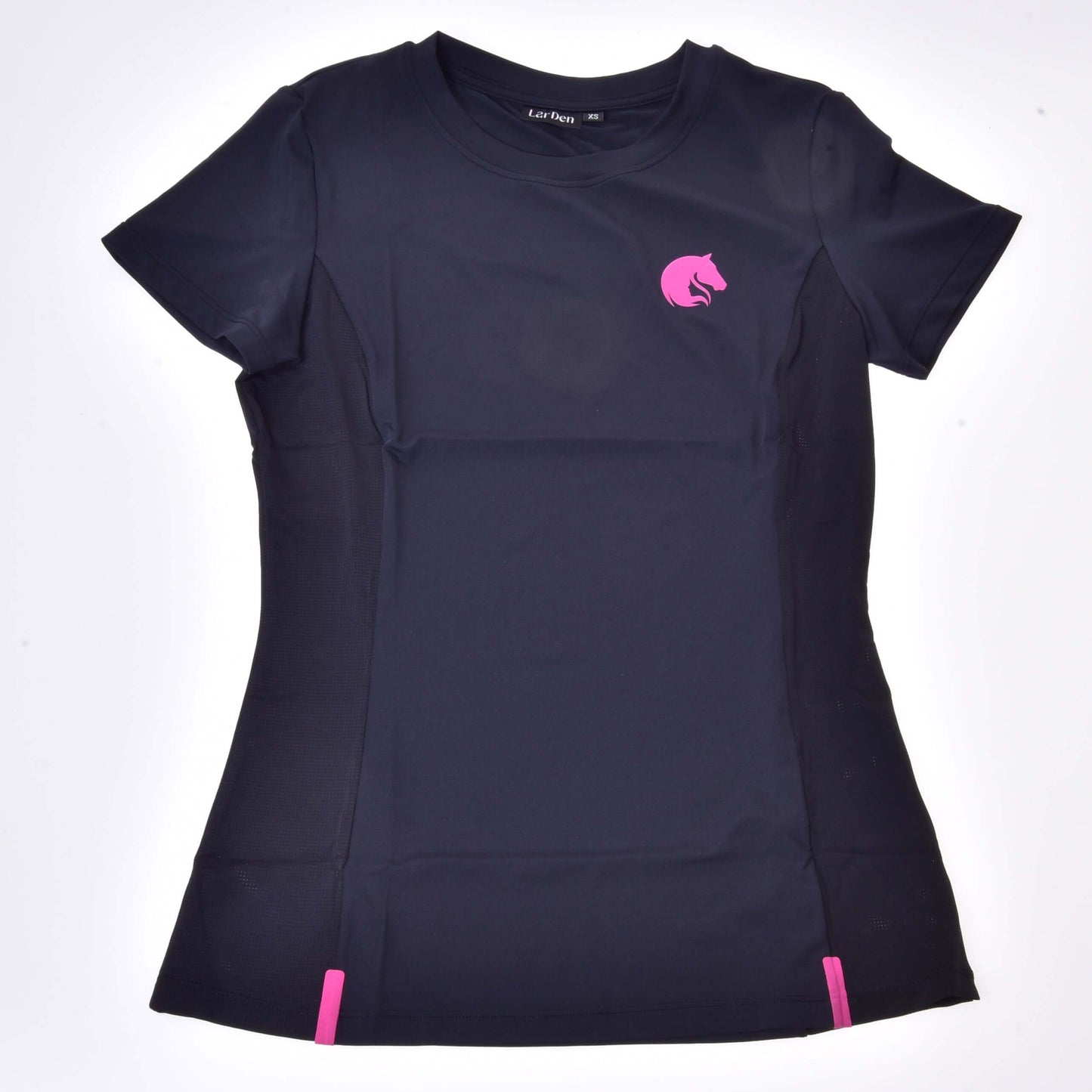 Das Hobby Horse LarDen T-Shirt LarDen Active Black ist ein kurzärmeliges, tailliertes Sportshirt in Schwarz mit rosa Akzenten, einem rosa Pferdekopf-Logo auf der linken Brust und zwei rosa Laschen nahe dem Saum. Aus weichem Spandex, flach liegend vor weißem Hintergrund gezeigt.