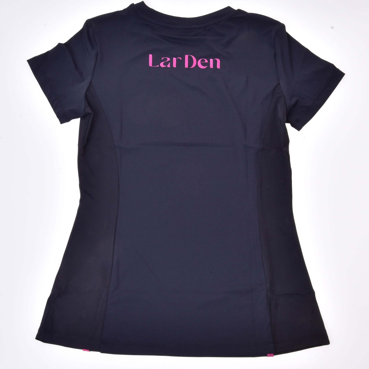 T-Shirt LarDen Active Black, ein schwarzes LarDen Active T-Shirt von Hobby Horse LarDen aus Spandex, flach liegend mit „LarDen“ in pinken Buchstaben über dem oberen Rücken.
