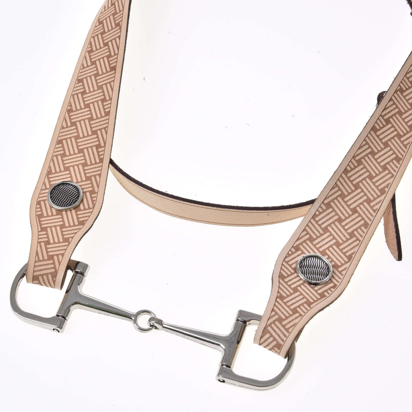 Bride Western Classique de Hobby Horse LarDen en cuir premium avec motif tressé basketweave, conchos argentés et mors métallique attaché pour le style et la durabilité.