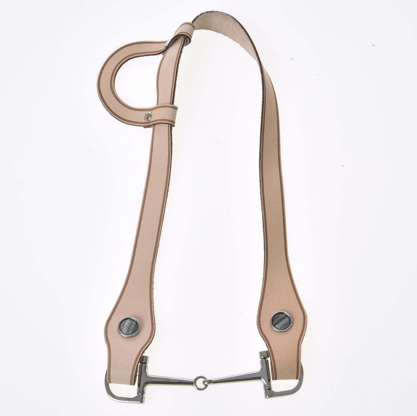 Westerntrense Einohr von Hobby Horse LarDen mit hellbraunem Riemen aus hochwertigem Leder, rundlicher Schlaufe, zwei Druckknöpfen aus Metall und inklusive Gebiss, vor weißem Hintergrund.