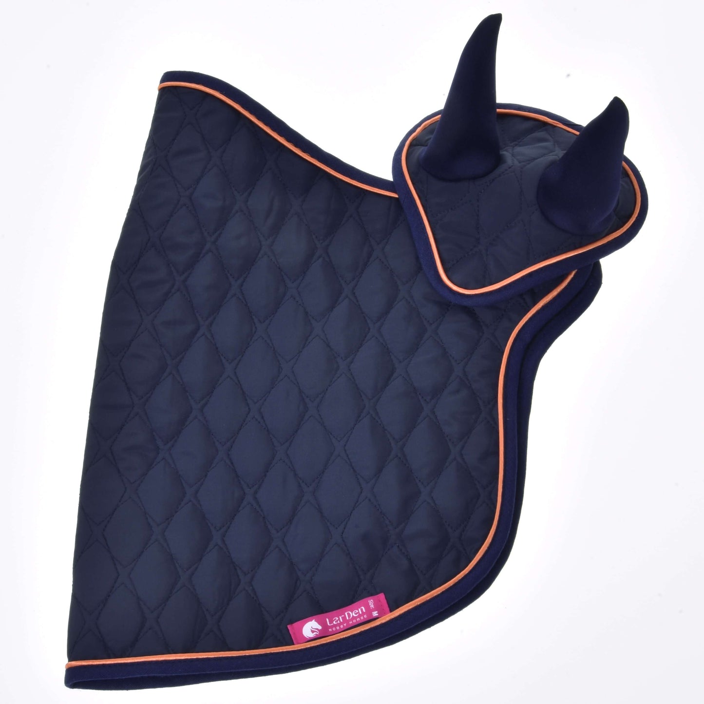 Eine dunkelblaue gesteppte Fliegenhaube Set Winner von Hobby Horse LarDen mit orangefarbenem Besatz und zwei spitzen Ohrenschützern, flach vor weißem Hintergrund gezeigt. Mit sichtbarem pinkem Ler Der-Etikett – ideal als stilvolles Pferdeaccessoire.