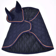 Die Fliegenhaube Set Winner von Hobby Horse LarDen ist ein gestepptes dunkelblaues Design mit orangefarbenem Besatz, zwei aufrechten Ohrenschützern und gebogener Passform – perfekt, um die Ohren und einen Teil des Kopfes deines Pferdes stilvoll zu bedecken.
