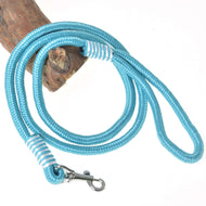 Hobby Horse - Führstrick Atlantis von Hobby Horse LarDen, aufgerollter hellblauer Führstrick mit Metallclip, um Holz gelegt vor weißem Hintergrund, ideal für Hunde oder Hobby Horse Ausrüstung