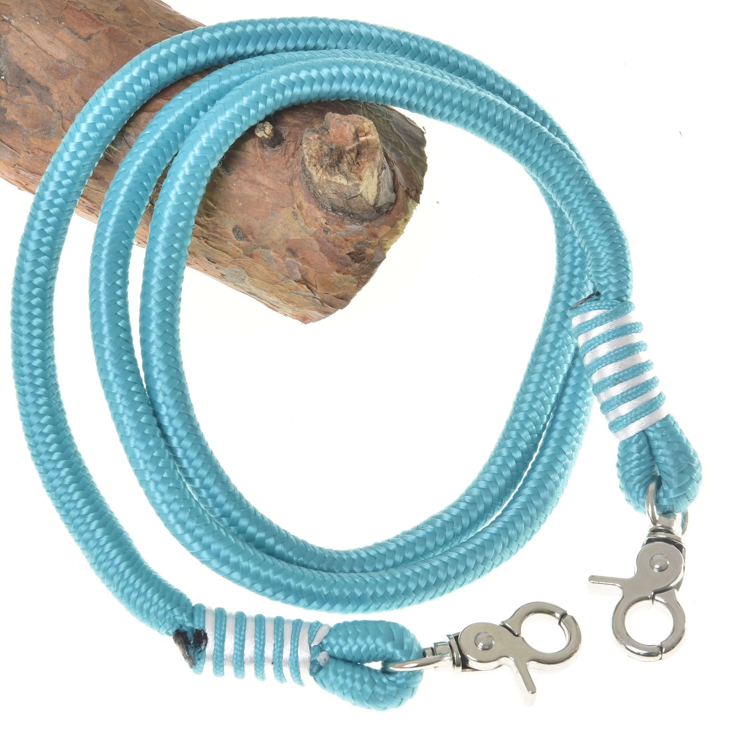 Rênes Atlantis de Hobby Horse LarDen en polypropylène tressé bleu clair avec clips métalliques aux deux extrémités, enroulées autour d’une pièce en bois et présentées sur fond blanc. Parfaites comme rênes pour Hobby Horse.