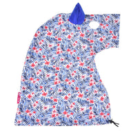 Hobby Horse LarDen „Hobby Horse Schutzanzug Avatar (Lycra)“ ist ein waschbarer Stoffüberzug in Einhornform mit blauen Blättern, roten Blumen, einem blauen Horn und einer Augenaussparung – ideal als verspielter Schutz für dein Hobby Horse.