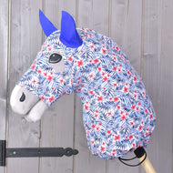 Hobby Horse LarDen Hobby Horse Schutzanzug Avatar (Lycra) zeigt einen Stoffkopf mit blau-rotem Blumenmuster, blauen Filzohren, grauer Mähne und enthält einen waschbaren Überzug. Er ist auf einem Holzstab vor einer Holzpaneel-Kulisse befestigt.