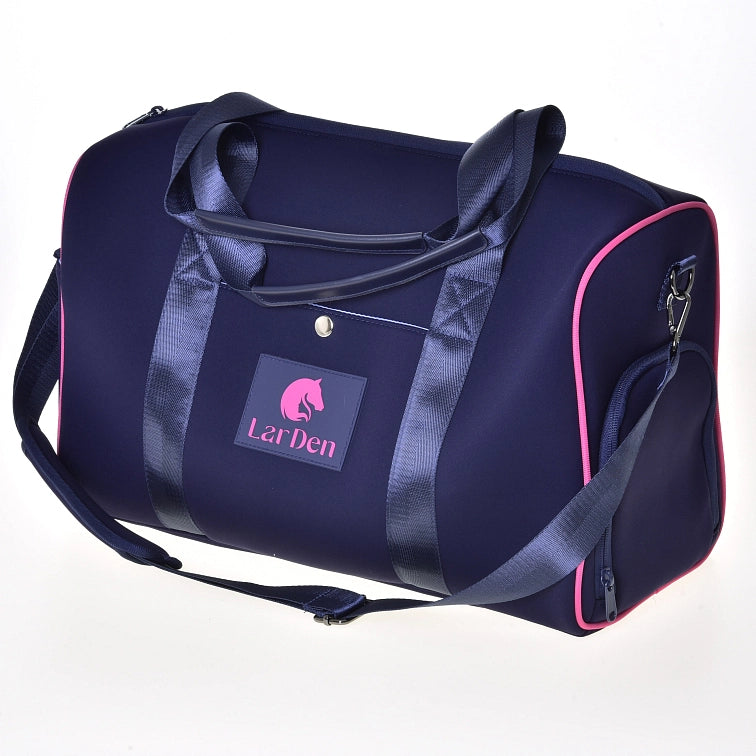 Sac de sport bleu marine avec passepoil rose, deux poignées, une bandoulière et une poche avant affichant le logo LarDen avec une tête de cheval rose, parfait pour transporter votre équipement de Hobby Horsing.