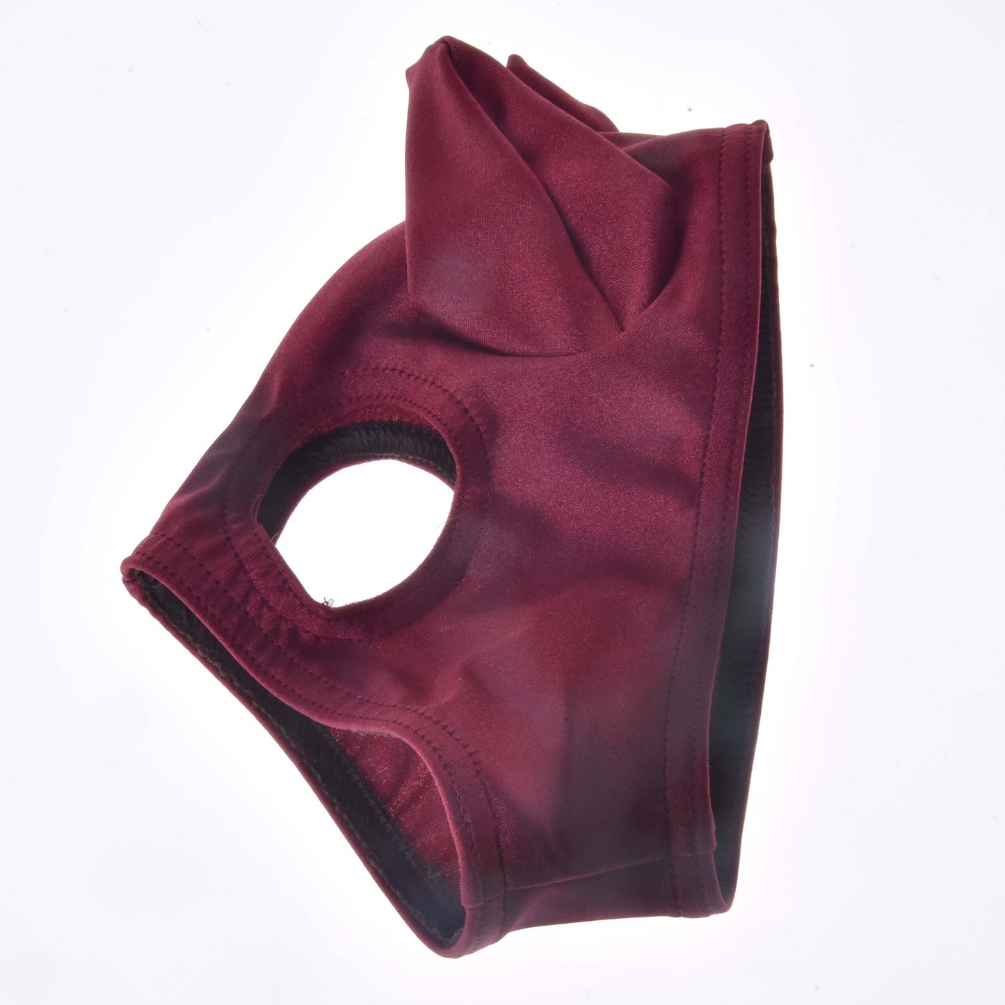 Le masque de cheval Rouge Étable de Hobby Horse LarDen présente une ouverture pour oreille et une partie supérieure pointue, sur fond blanc.