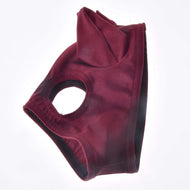 Maske Barn Red von Hobby Horse LarDen mit einer Ohrenöffnung und spitz zulaufender Oberseite, vor weißem Hintergrund.