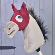 Die Hobby Horse LarDen "Maske Barn Red" zeigt ein hellbraunes Gesicht, schwarze Mähne und rotes Stallzaumzeug, auf einem Stab montiert vor grauen Holzplanken.