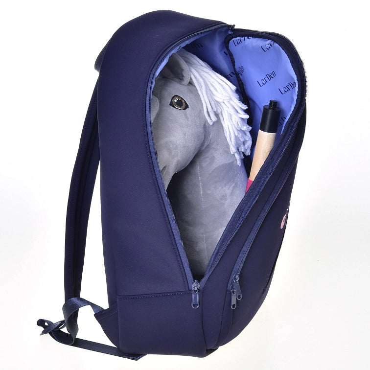 Sac à dos bleu marine ouvert, révélant à l’intérieur un jouet Hobby Horse gris avec crinière blanche et bâton en bois. La doublure intérieure est bleu clair avec le texte Laviu répété, le compagnon idéal pour les aventures de Hobby Horsing.