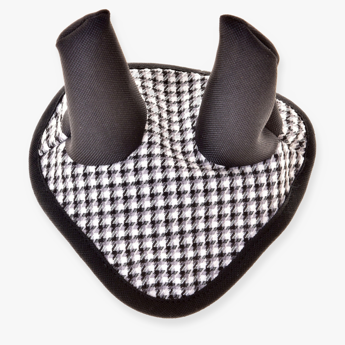 Bonnet d’oreilles anglais noir à carreaux de Hobby Horse LarDen avec motif à carreaux noir et blanc, deux extensions dressées et base triangulaire arrondie, offrant une protection élégante contre les insectes pour votre cheval.
