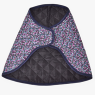 Couverture Fleur de Hobby Horse LarDen, vêtement matelassé de style cape avec doublure noire, motif floral sombre de petites fleurs bleues et violettes et bordure bleu foncé, évoquant une couverture de cheval confortable.