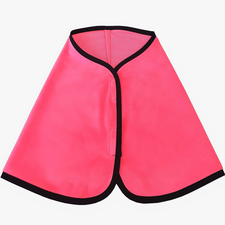 Decke Neon Rose (Gr. M) von Hobby Horse LarDen ist ein leuchtend pinkes Cape mit schwarzer Einfassung und schlichtem Frontverschluss, flach vor weißem Hintergrund gezeigt.