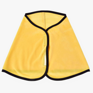 Couverture Jaune (taille M) de Hobby Horse LarDen avec bordure noire et bords incurvés, présentée à plat sur fond blanc. Les coutures visibles et la fermeture frontale la rendent idéale comme accessoire d’entraînement équestre.