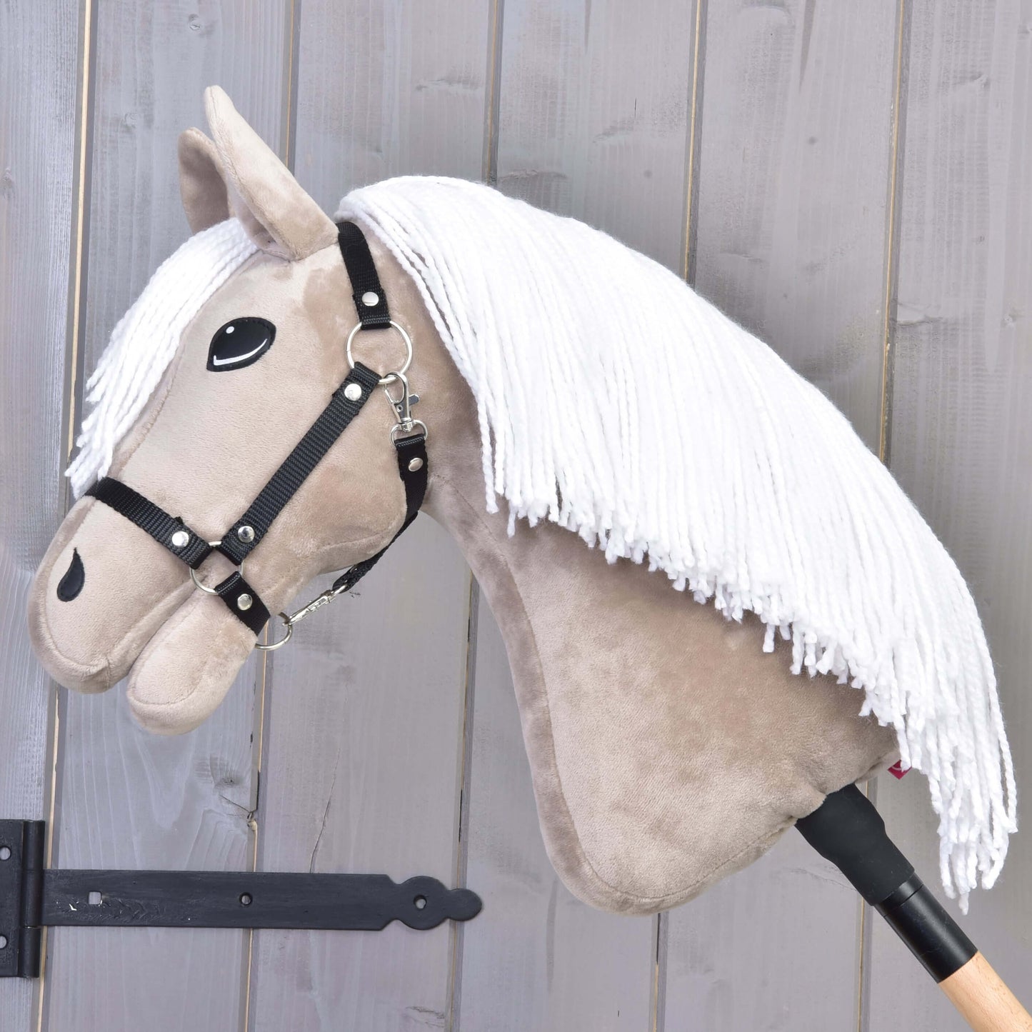 Hobby Horse Blondie mit Schwarzem Halfter von Hobby Horse LarDen mit beigem Gesicht, weißer Mähne und Holzstab – perfekt für jeden Pferdefan in der Familie.