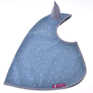 Die Regendecke Blue Drops von Hobby Horse LarDen mit dezentem Blasenmuster und spitzer Kapuze wie eine Haifischflosse – eine niedliche Inspiration für ein Allwetter-Accessoire für Hobby Horse.