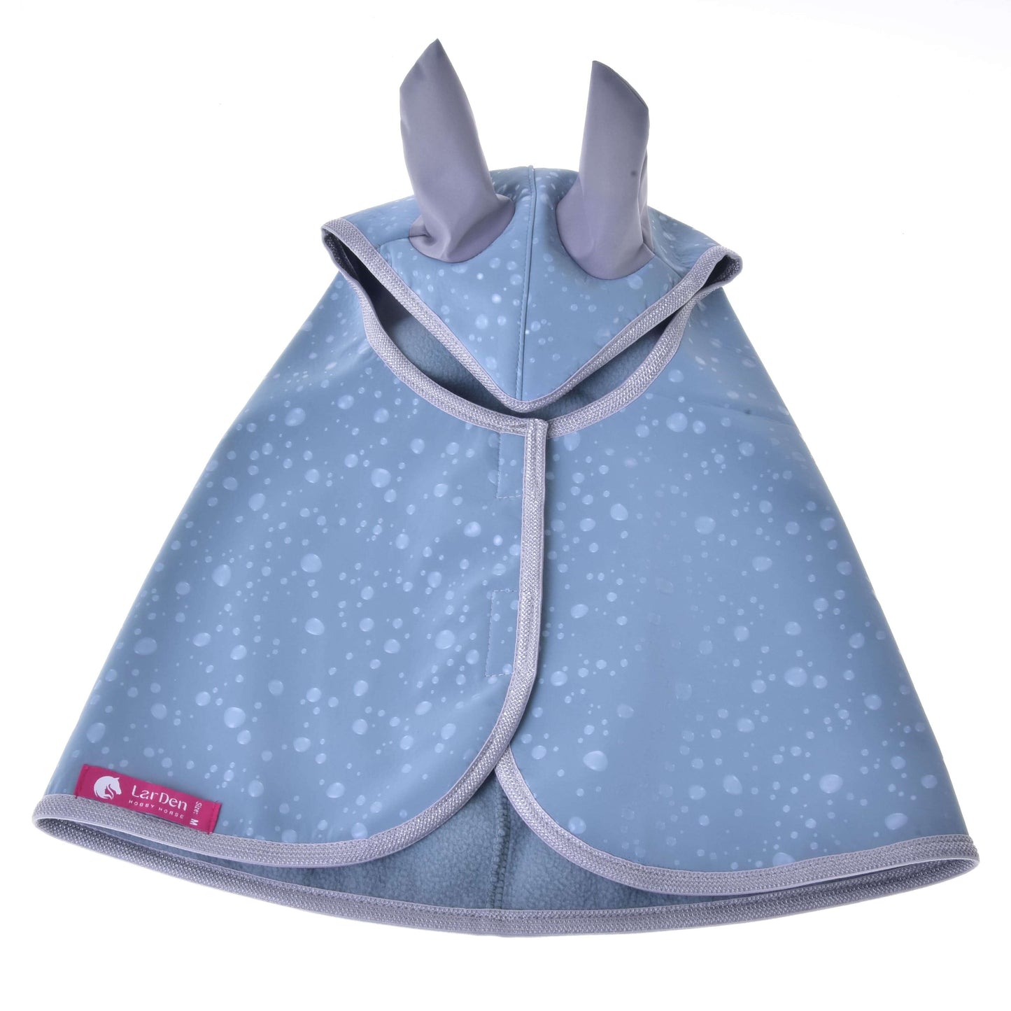 Imperméable Gouttes Bleues de Hobby Horse LarDen, imperméable pour animal bleu clair avec motif gouttes d'eau, bordure gris clair, deux accents gris en forme d'oreilles sur la capuche et étiquette rose « Let Rain », parfait pour tous les temps.