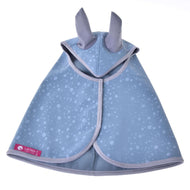 Die Regendecke Blue Drops von Hobby Horse LarDen ist eine hellblaue Regendecke für Haustiere mit Wassertropfenmuster, hellgrauer Einfassung, zwei grauen ohrähnlichen Akzenten an der Kapuze und einem rosa „Let Rain“-Etikett – perfekt für jedes Wetter.