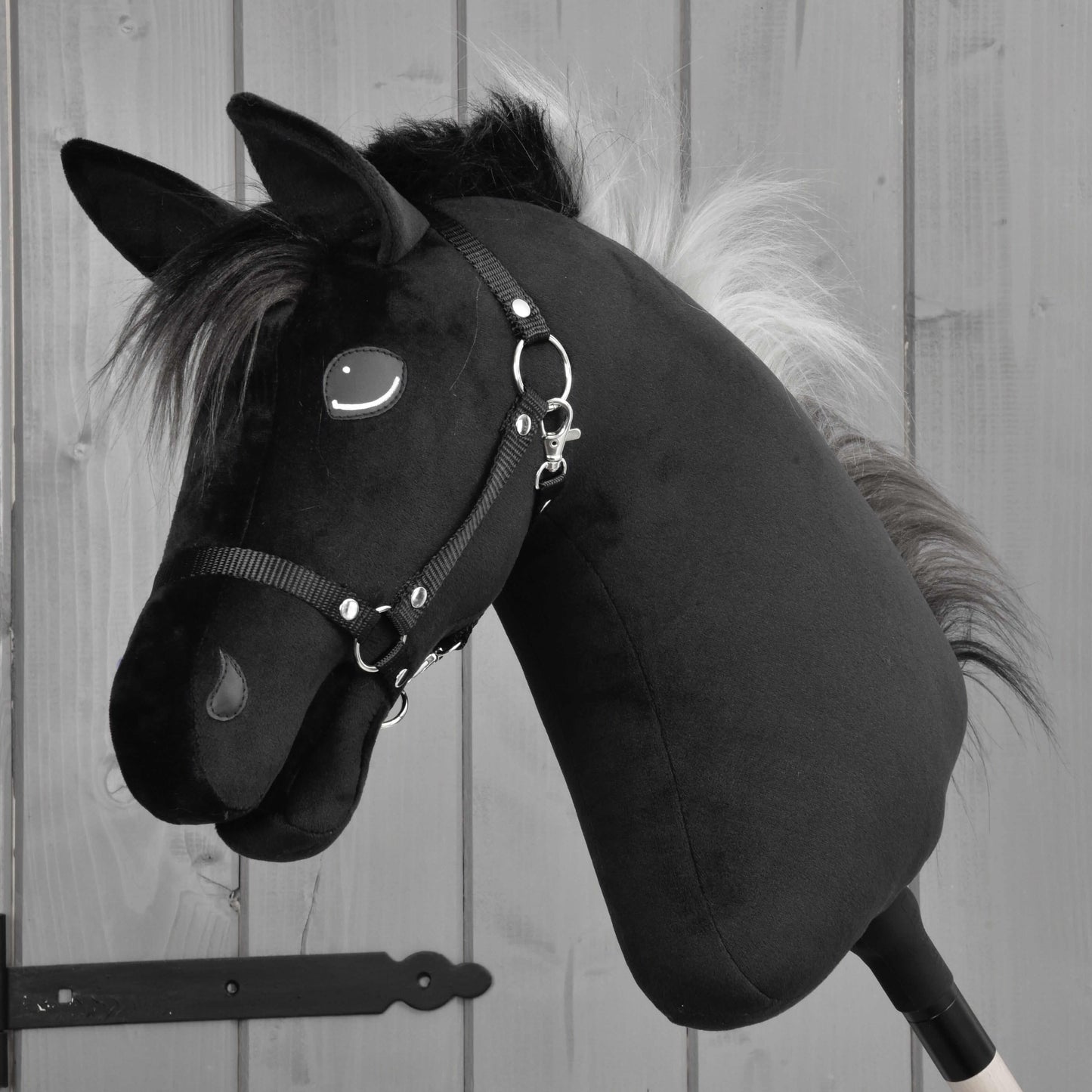 Hobby Horse Bond mit Schwarzem Halfter von Hobby Horse LarDen, ein auffälliger schwarzer Hannoveraner-Hengst aus Plüsch mit Zaumzeug und Holzstockgriff – ideal für jeden Hobby Horse Bond-Fan.