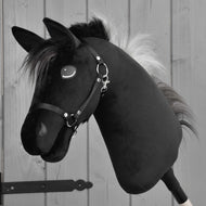 Hobby Horse Bond mit Schwarzem Halfter von Hobby Horse LarDen, ein auffälliger schwarzer Hannoveraner-Hengst aus Plüsch mit Zaumzeug und Holzstockgriff – ideal für jeden Hobby Horse Bond-Fan.