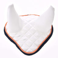 Die Hobby Horse LarDen Ohrenkappe Speedy ist ein weißes, gestepptes, dreieckiges Pad mit zwei aufrechten Stoffkegeln und orangefarbenem Besatz, gestaltet für Fliegenschutz und einer klassischen Ohrenkappe für Hobby Horse nachempfunden.