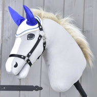 The Hobby Horse LarDen features a plush light gray head with a white snout, black bridle, cream-colored mane, and is topped with the Ear Bonnet Cream Pearl for insect protection. It’s mounted on a stick and set against a wooden background.
