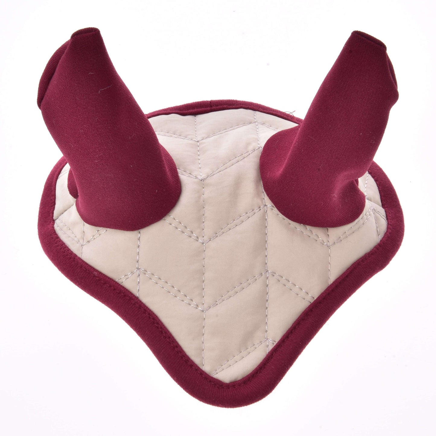Bonnet d'oreilles Étoile Bordeaux de Hobby Horse LarDen, bonnet d'oreilles matelassé en forme de V avec deux protège-oreilles rembourrés bordeaux pour la protection contre les insectes, conçu pour Hobby Horses et présenté sur fond blanc.
