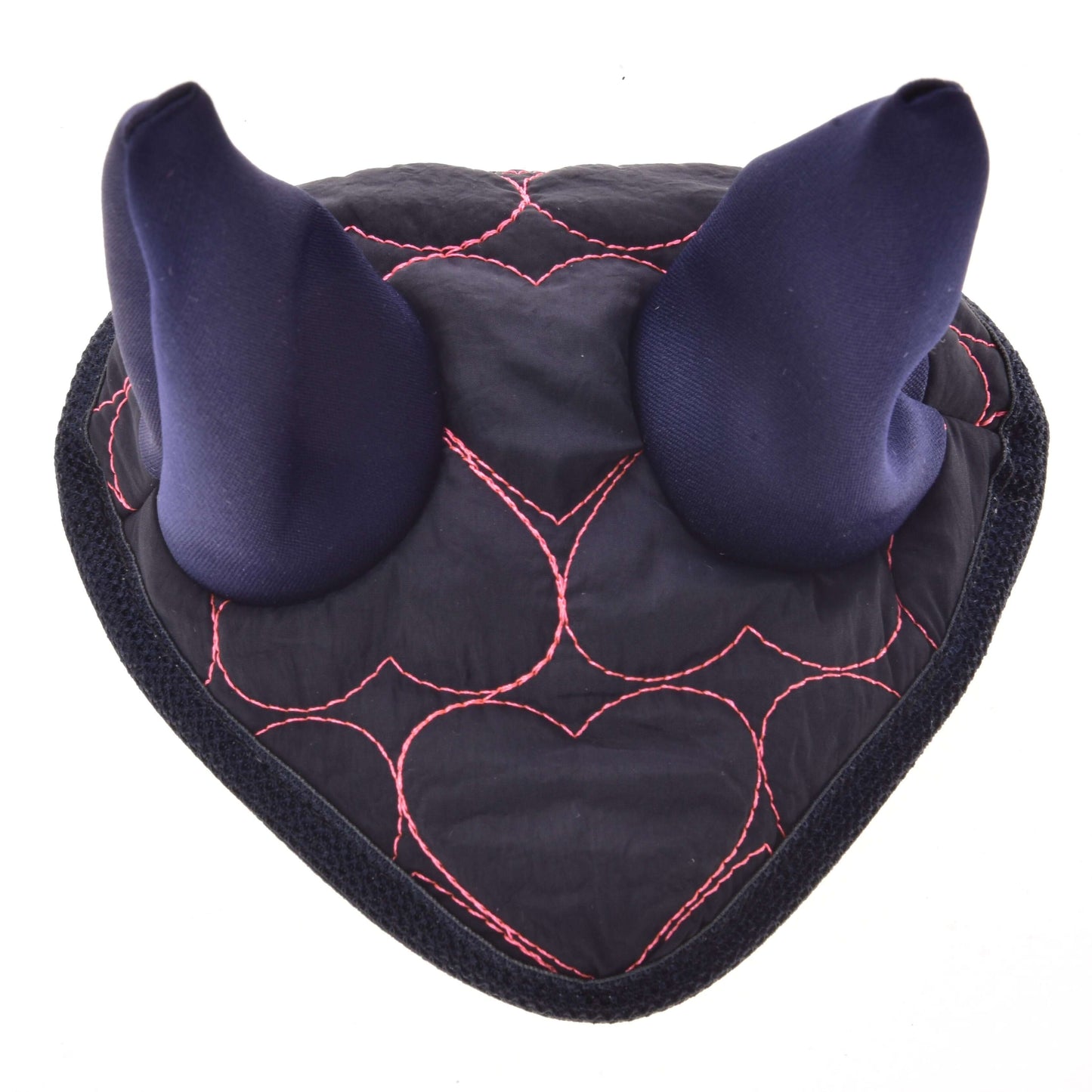 Die Hobby Horse LarDen Ohrenkappe Pink Heart ist ein dunkles, herzförmiges Pferdeaccessoire mit hornähnlichen gepolsterten Spitzen und roter Naht, ähnlich einer Fliegenschutz-Ausrüstung, von oben gezeigt vor weißem Hintergrund.
