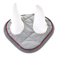 Die Hobby Horse LarDen Ohrenkappe Silver Eleganza ist ein graues gestepptes Polster mit bordeauxfarbener Einfassung und zwei aufrecht stehenden weißen Ohren und bietet stilvollen Insektenschutz für das Hobby Horse-Spiel.