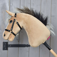 Hobby Horse LarDen "Hobby Horse Caramel mit Schwarzem Halfter" mit beigefarbenem Gesicht, schwarzer Mähne und auf einem Holzstock befestigt, ideal für Fans von Rennpferd- und English-Warmblood-Stilen.