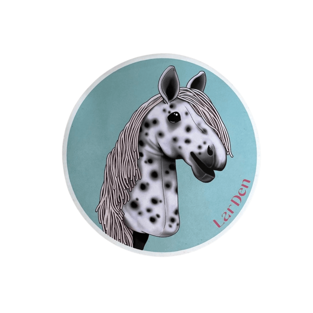 Illustration d’un Hobby Horse noir et blanc souriant avec crinière grise sur fond bleu, avec « Landen » en texte rose — Ensemble d'autocollants 5 de Hobby Horse LarDen, idéal pour les amateurs d’autocollants Hobby Horse.