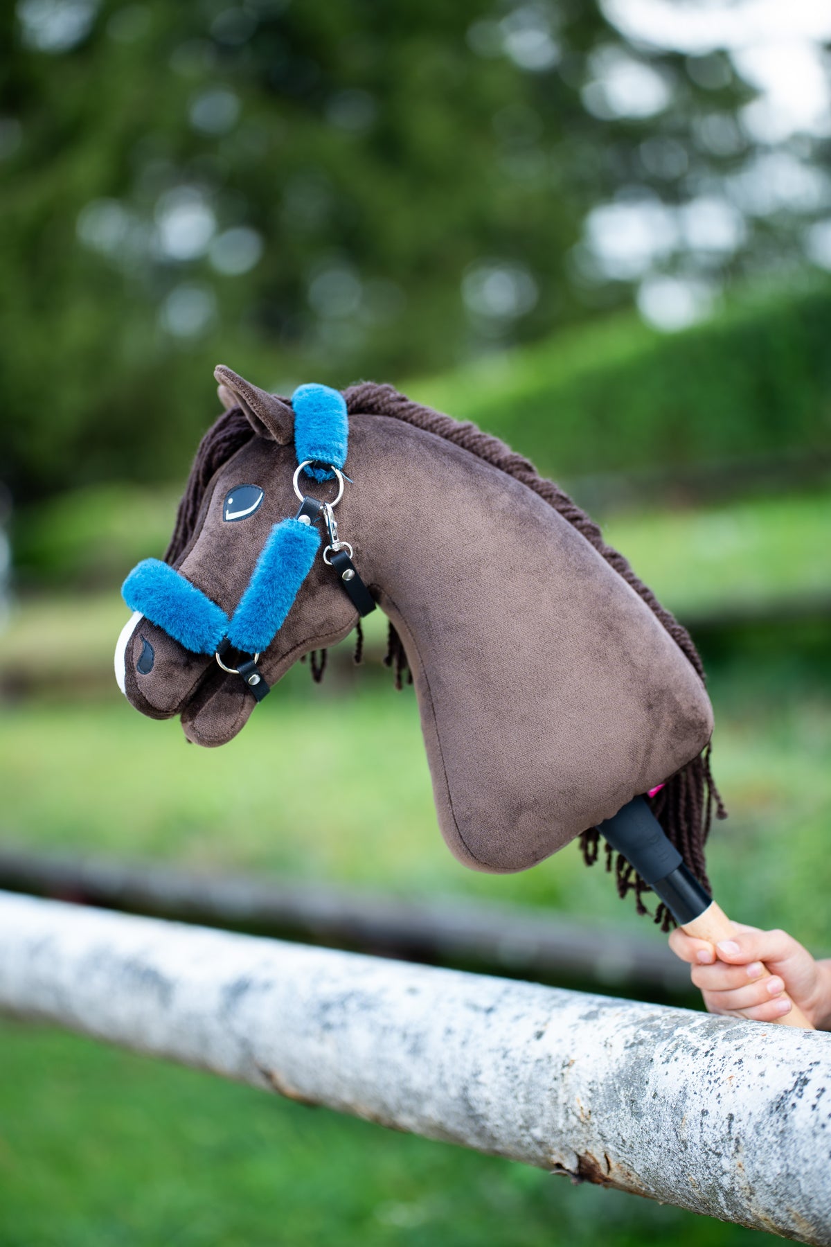 Braunes Hobby Horse mit Halfter mit Fell Teddy Petrol, leuchtend blauem Fellbesatz und schwarzen Kunstlederriemen