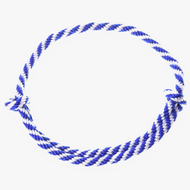 Cordéo rayure bleue de Hobby Horse LarDen, corde torsadée bleue et blanche avec nœuds simples à chaque extrémité, idéale pour monter sans bride ou pour jouer avec un Hobby Horse, présentée enroulée sur fond blanc.