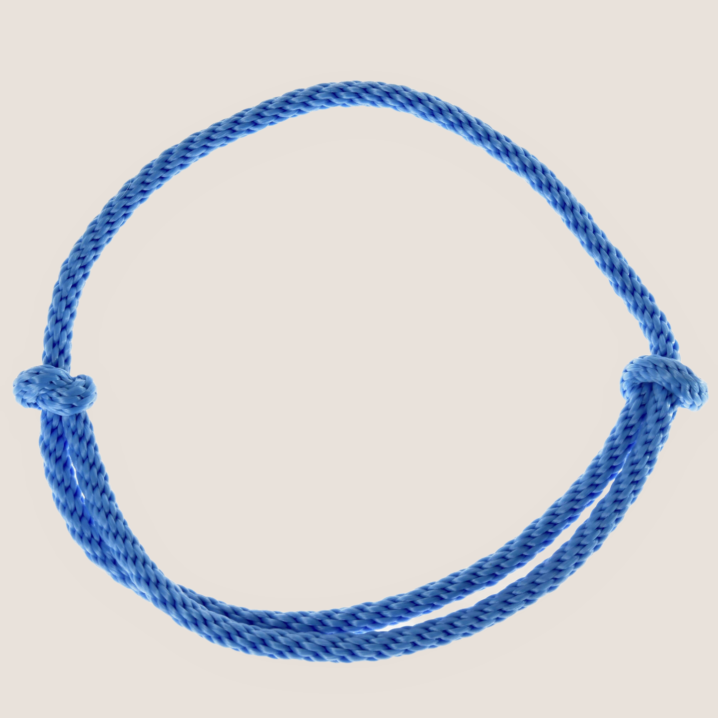 Cordéo Ciel de Hobby Horse LarDen, cordéo artisanal en corde tressée bleue formant une boucle fermée simple avec deux nœuds sur les côtés opposés, présenté sur fond blanc. Idéal pour monter avec Hobby Horse ou sans mors.
