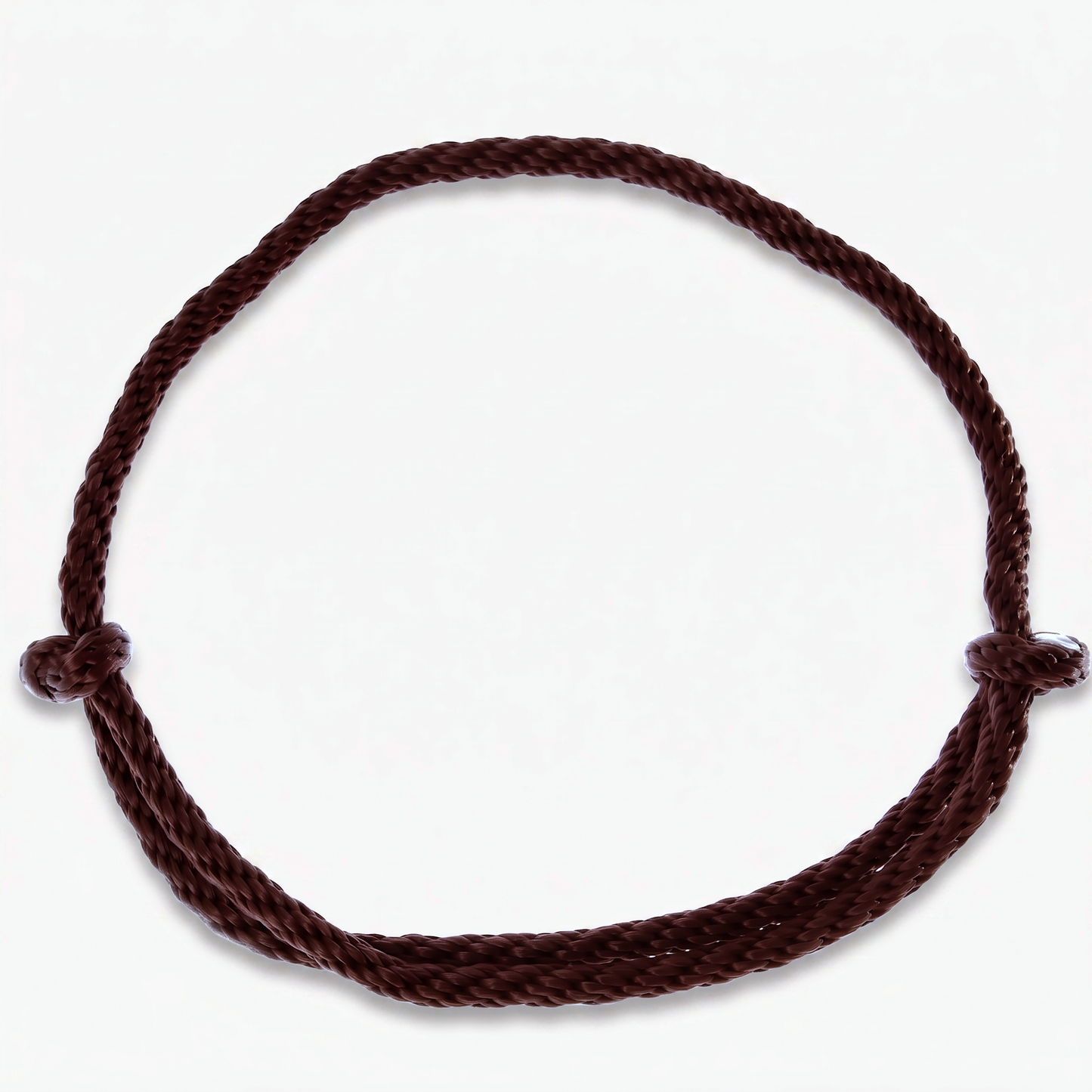 Cordéo Chocolat de Hobby Horse LarDen, corde simple en polypropylène foncé nouée en cercle avec deux nœuds sur les côtés opposés, présentée sur fond blanc uni.